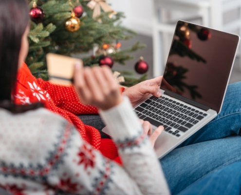 couple-shopping-at-home-during-holidays