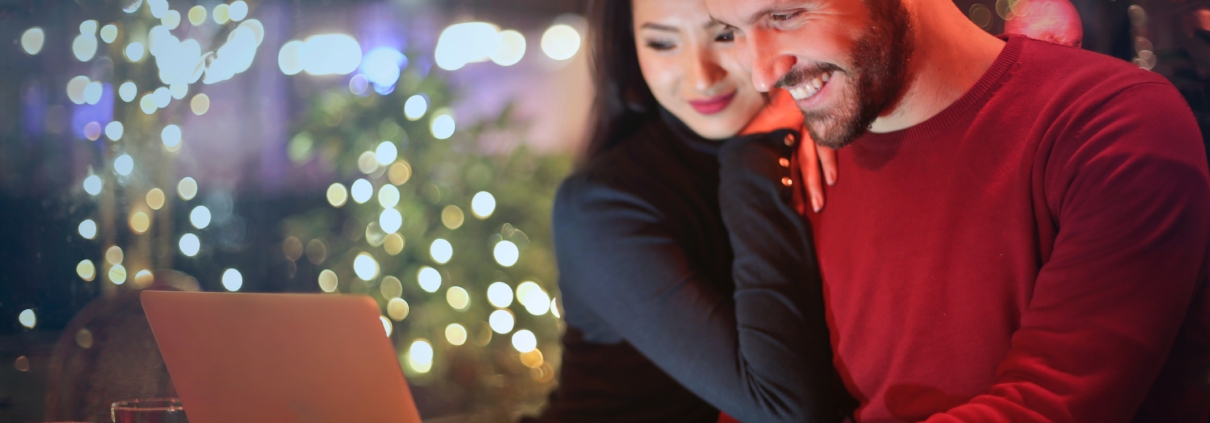 couple-shopping-online