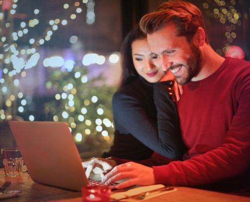couple-shopping-online