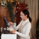 asian-business-owner-using-pos-system