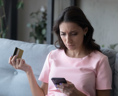 woman-having-trouble-using-card-payment