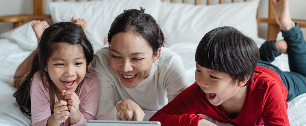 mom-with-kids-using-tablet