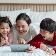 mom-with-kids-using-tablet