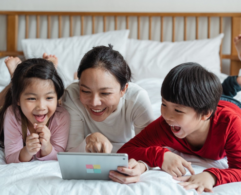mom-with-kids-using-tablet